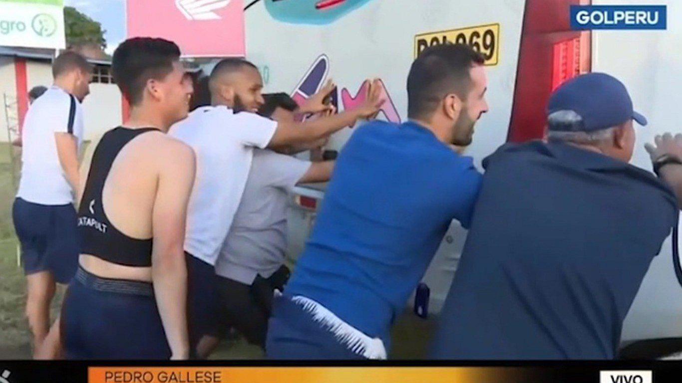 Jugadores de Alianza Lima empujaron bus que los llevaba de regreso porque se atascó en el barro (VIDEO)