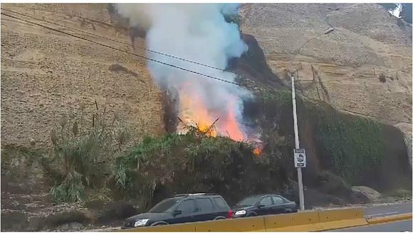 Costa Verde: Incendio se registra en acantilado de Barranco y causa pánico (VIDEO) 