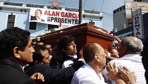 Federico Danton recibió las cenizas de expresidente Alan García y alzó urna ante familiares y apristas