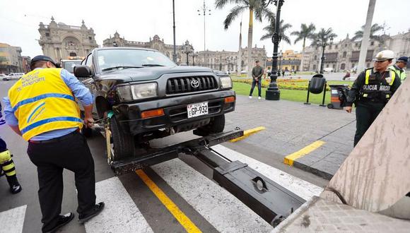 Municipalidad de San Miguel multará a conductores que estacionen mal su auto 