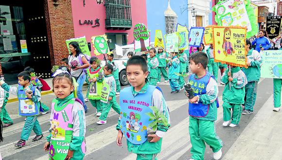 Escolares marchan por la calles de Trujillo por el día del medio ambiente