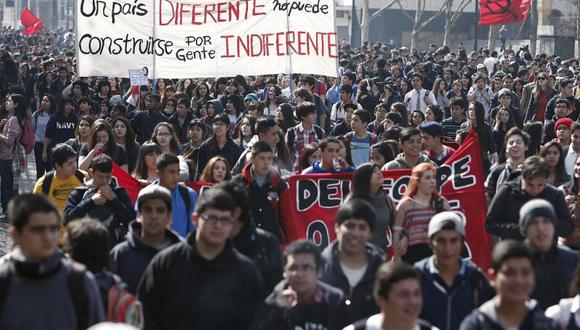 Estudiantes salen a las calles exigiendo reforma educativa
