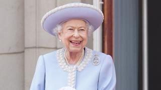 Isabel II es aclamada en el balcón del  Palacio de Buckingham  en el comienzo del Jubileo
