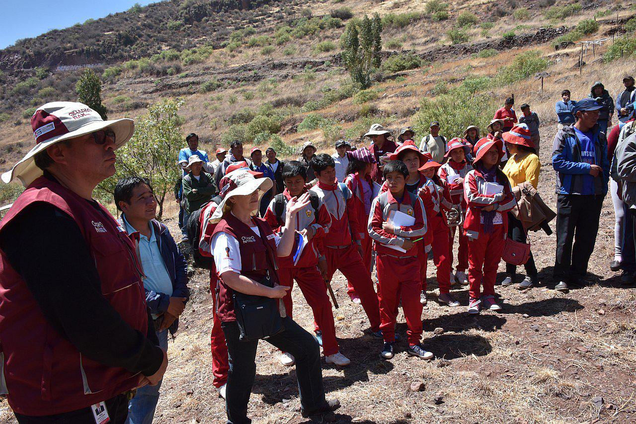Comuneros y estudiantes visitan el Camino Inca del Antisuyo en Cusco