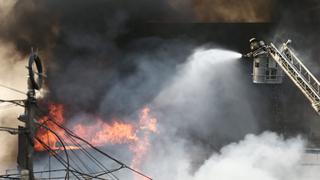 Así más de 20 unidades de bomberos intentan controlar incendio en el Cercado de Lima (FOTOS)