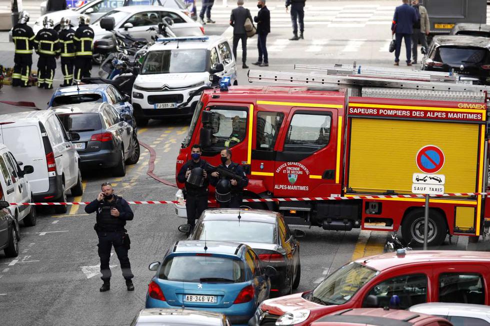 Policías aseguran la calle cerca de la entrada de la iglesia Basílica de Notre Dame en Niza, Francia, el 29 de octubre de 2020, tras un ataque con cuchillo. (EFE/EPA/SEBASTIEN NOGIER).