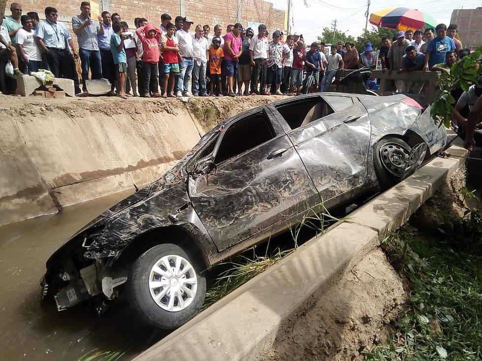 Vehículo se despista y cae en acequia Pulen de Chiclayo (VIDEO)