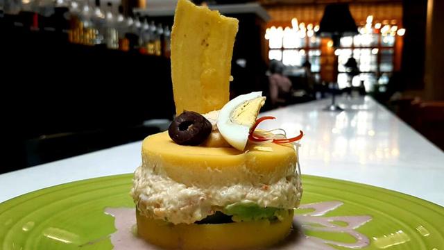 Damero Restobar. Si estás por el centro de Lima y quieres darte el gusto de comer una causa. El Damero Restobar es una excelente opción. El clásico platillo, también relleno con pulpa de cangrejo y decorado con huevo sancochado y aceituna. (Foto: Damero Restobar)