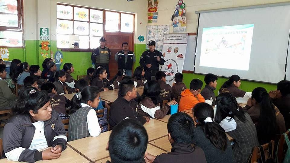 Escolares de Tacna aprenden sobre los peligros de pirotécnicos