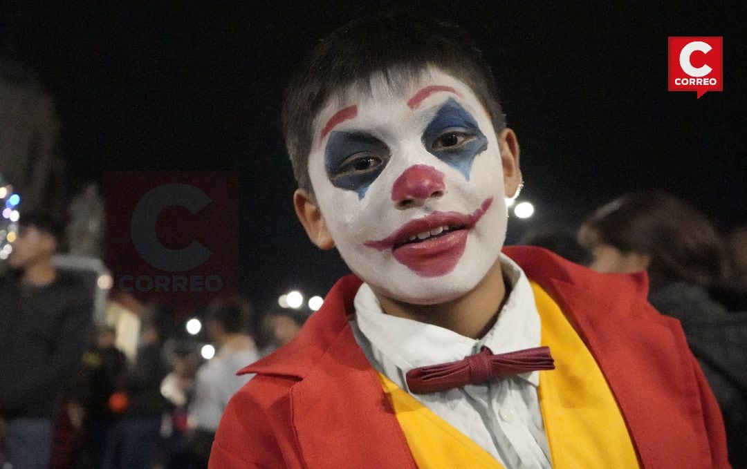 Thousands crowd the center of Huancayo on Halloween night (PHOTOS)
