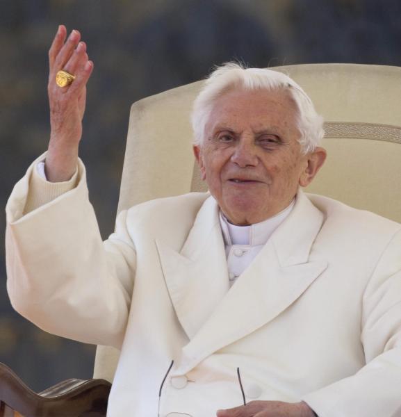Benedicto XVI entregó el anillo del pescador para ser anulado 
