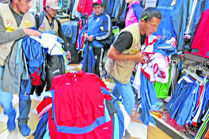 Incautan más de S/. 26 mil en ropa bamba
