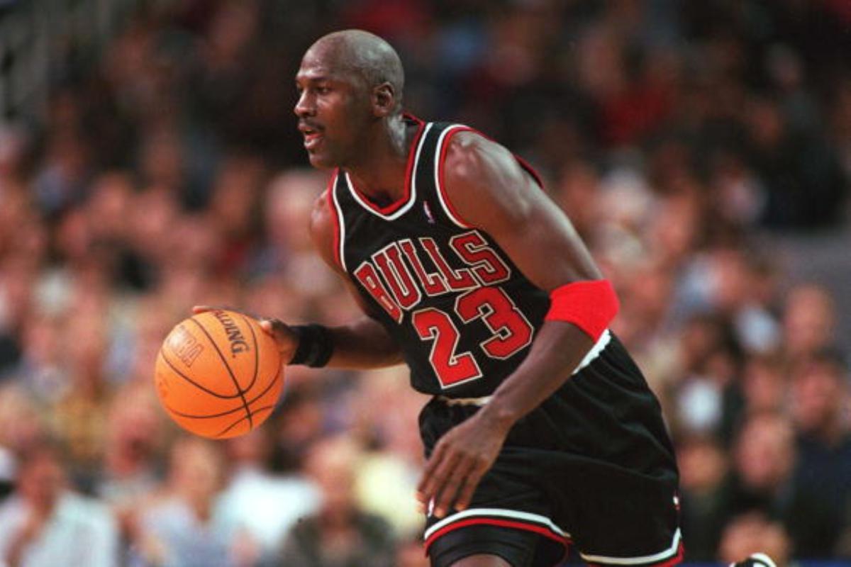 Air Jordan durante la temporada 1997-98, la última que jugó con los Chicago Bulls. (Foto: Getty Images)