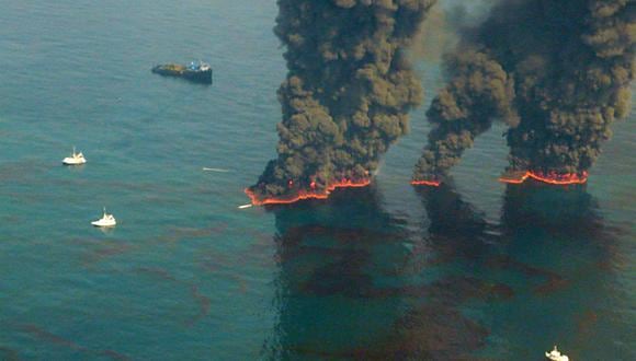 Esta imagen del folleto de la Guardia Costera de EE. UU. muestra tripulaciones que realizan sobrevuelos de quemas controladas que tienen lugar en el Golfo de México el 19 de mayo de 2010 en el Golfo de México. (Foto: HO / US COAST GUARD / AFP)