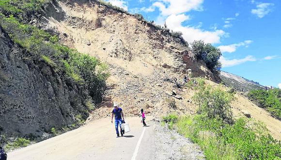 ​Huaico bloquea vía Izcuchaca - Anco y viajeros arriesgan la vida