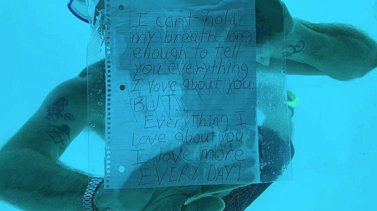 Joven muere bajo el agua tras proponerle matrimonio a su novia (VIDEO)