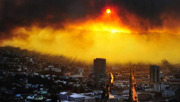 Bachelet: 11 fallecidos y 10.000 evacuados por incendio en Valparaíso