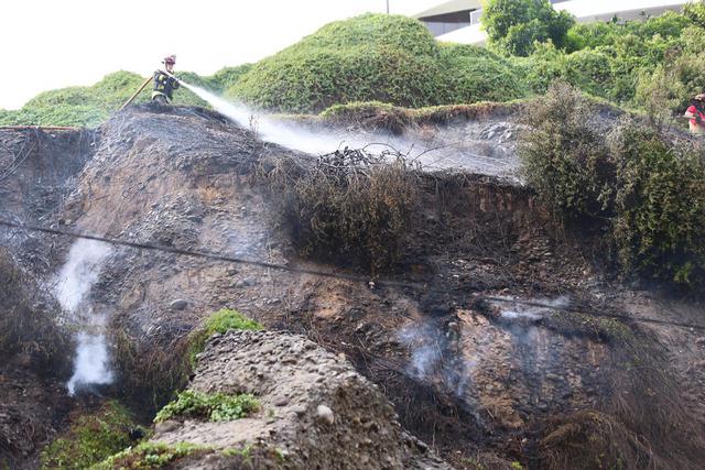 Miraflores: reportan incendio forestal en la Bajada de Armendáriz. Foto: Hugo Curotto/GEC