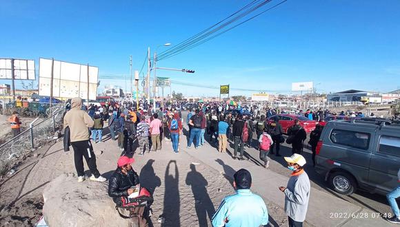 Obreros bloquearon la Av. Aviación  durante su traslado al centro de Arequipa| FOTO: Difusión