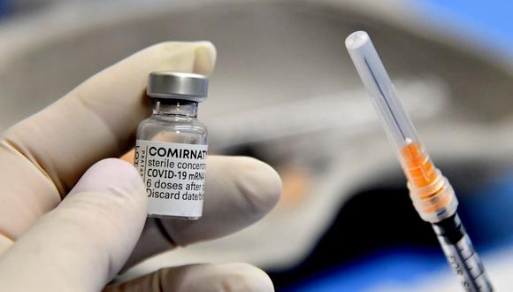 Un trabajador médico llena una jeringa con una dosis de la vacuna contra el coronavirus Covid-19 de Comirnaty Pfizer-BioNTech en un nuevo centro de vacunación en el pabellón Lingotto Fiere Torino en Turín. (Foto: Tiziana FABI / AFP).