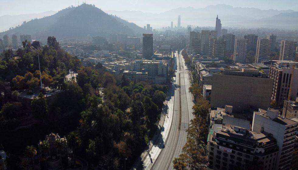 Fotografía aérea tomada con un dron de la Alameda de Santiago durante la cuarentena obligatoria para toda la Región Metropolitana en Santiago (Chile). (EFE/Alberto Valdés). 