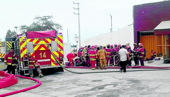 Vecinos y autoridades se unen para alimentar a bomberos