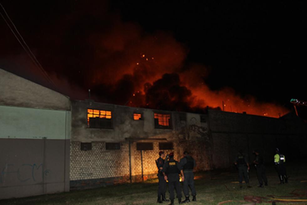 Fotos: Imágenes del incendio que redujo a cenizas un almacén del MINEDU