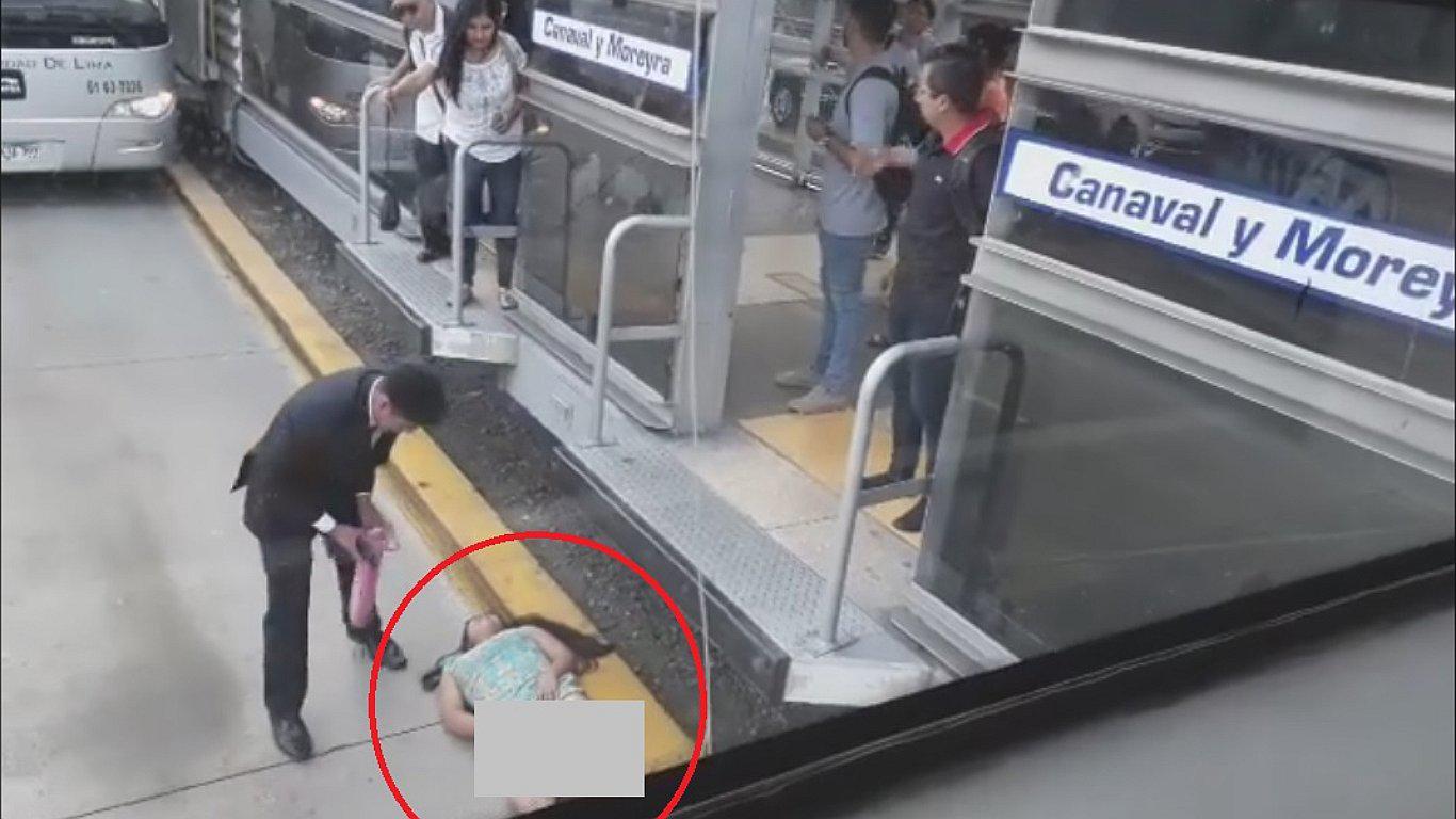 Mujer cayó a vía del Metropolitano al abordar bus en la estación Canaval y Moreyra (VIDEO)
