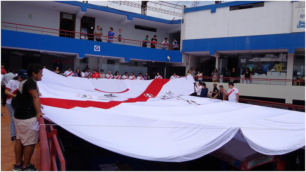 Exhiben camiseta gigante para alentar a la Selección Peruana (FOTOS Y VIDEO) 
