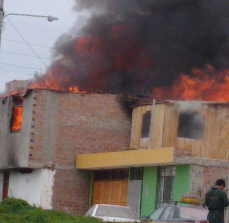 Fuego destruyó dos viviendas en Camaná 