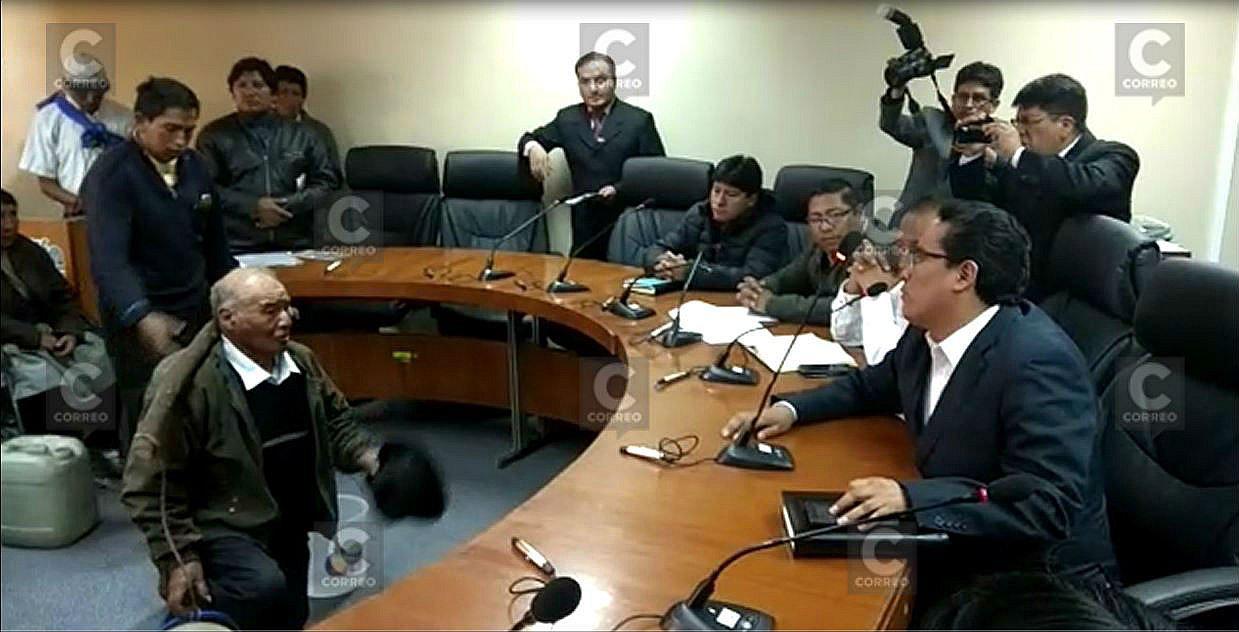 De rodillas anciano pide a gobernador regional agua limpia para su comunidad (VIDEO)