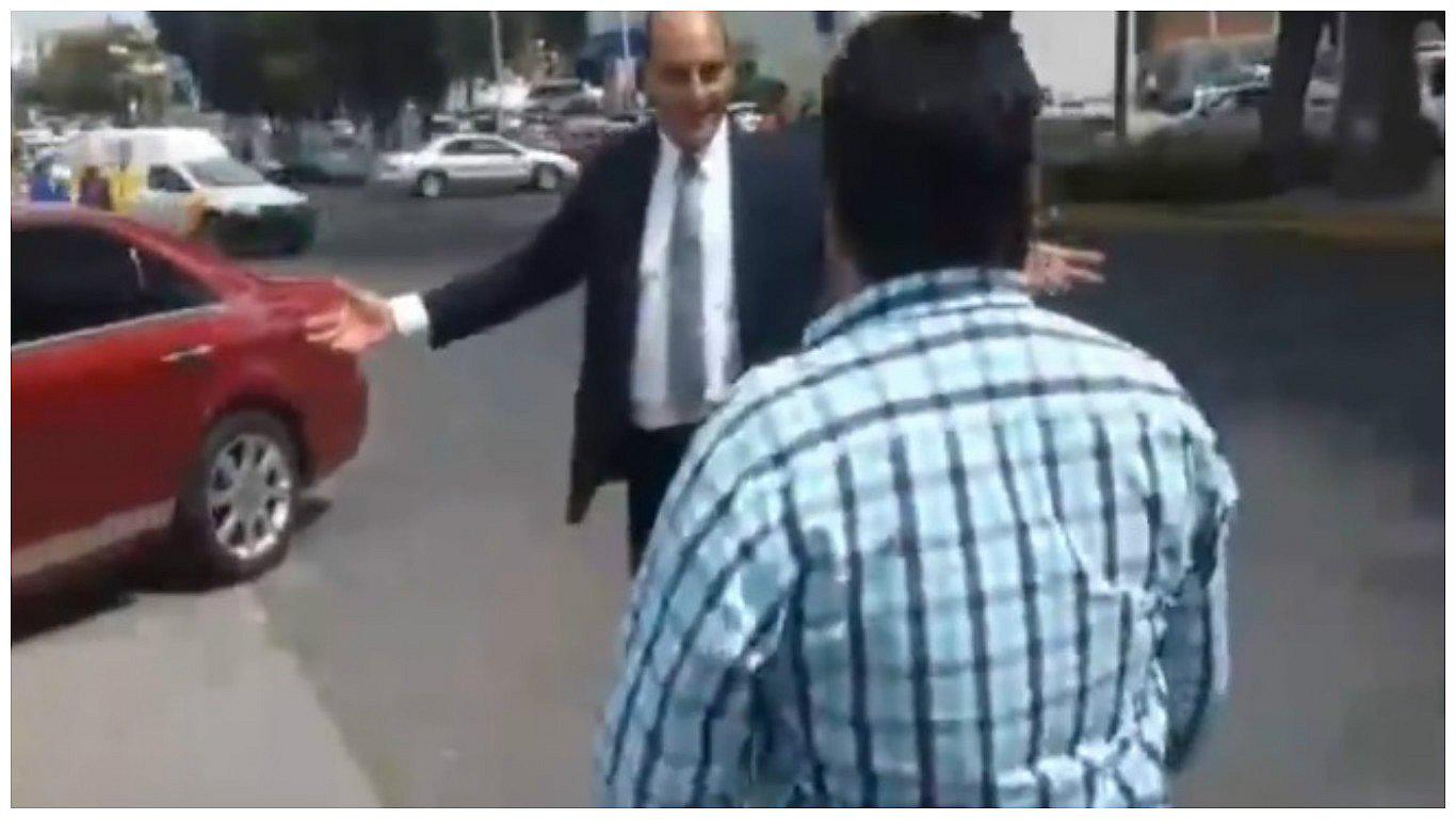 YouTube: Se estacionó en lugar prohibido y golpeó a quien le reclamó (VIDEO)