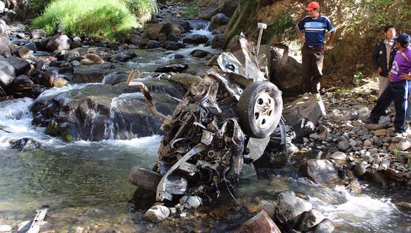 Yauyos: Cuatro miembros de una familia que iban de turismo mueren tras caer auto a abismo