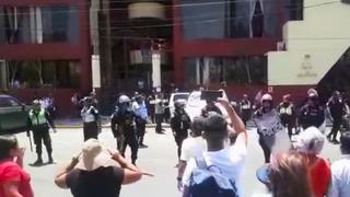 Comerciantes insultan y lanzan botellas a alcalde de Chimbote (VIDEO)
