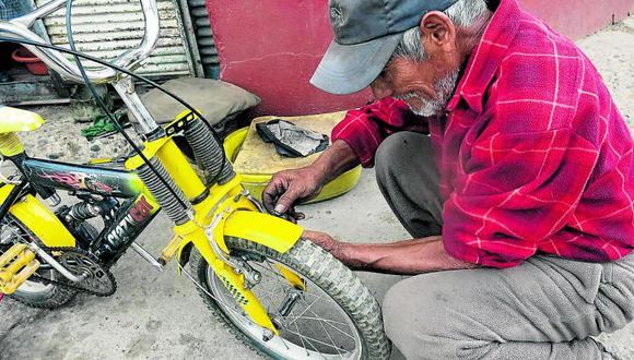 Anciano de 84 años enfrenta a la vida arreglando bicicletas 
