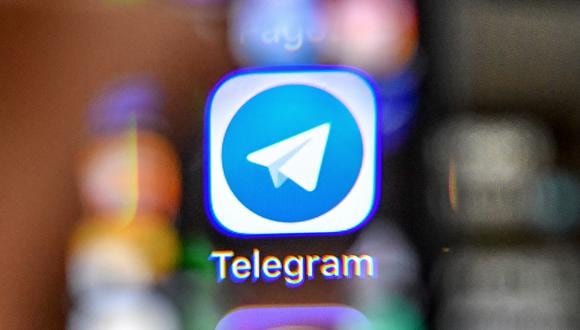Una imagen de ilustración tomada con una lupa el 17 de abril de 2018 en Moscú muestra el ícono de la popular aplicación de mensajería Telegram en la pantalla de un teléfono inteligente. (Foto: Yuri KADOBNOV / AFP)