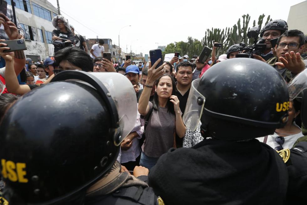 CORREO |San Marcos:  Llegan congresista de la República Sigrid Bazan, Isabel Cortez y no los dejan ingresar