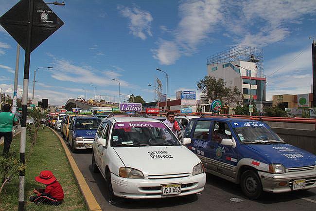 MTC: estos son los nuevos plazos para que taxistas renueven sus vehículos