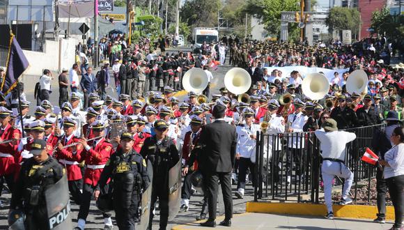 Delegaciones en el desfiles por el Día de la Bandera. Foto: Leonardo Cuito.