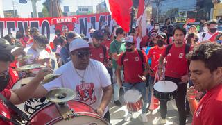 Hinchas de Arequipa alientan a la blanquirroja a poco del partido de repechaje contra Australia