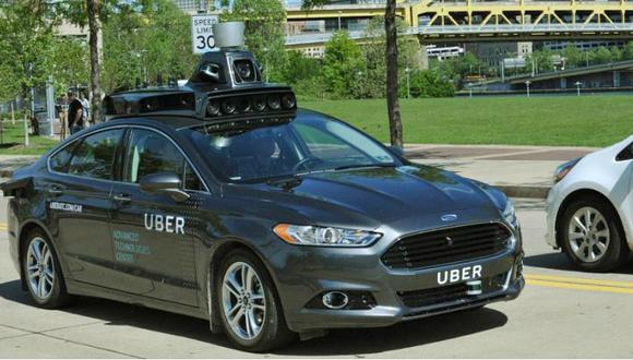 Uber suspende pruebas del servicio con automóviles sin conductor