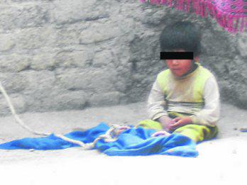 Niña de 4 años está amarrada en su casa