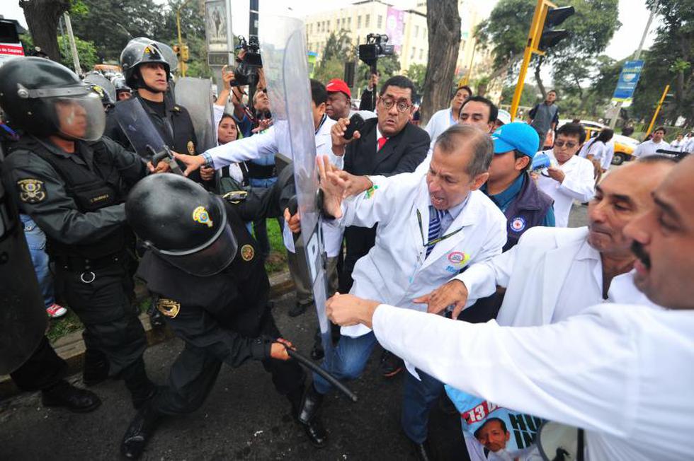 Enfrentamiento entre policías y médicos en huelga frente al Minsa (FOTOS)