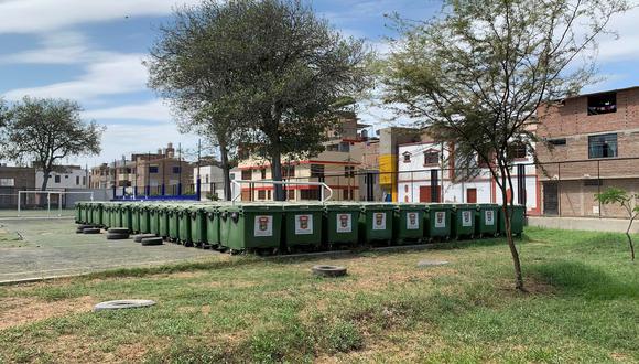 Más de 250 contenedores continúan almacenados en la Piscina Municipal.