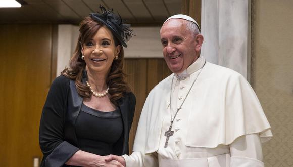El Papa Francisco se reúne con la entonces presidenta de Argentina, Cristina Kirchner, durante una audiencia privada el 7 de junio de 2015 en el Vaticano. (Foto: ANGELO CARCONI / PISCINA / AFP)