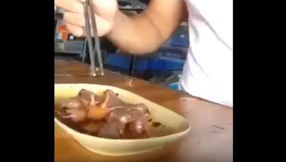 YouTube: Joven chino que come ratas recién nacidas se convierte en viral (VIDEO)