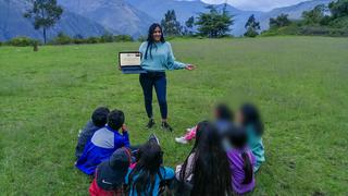Joven difunde el quechua a través de charlas de orientación vocacional en Huancavelica