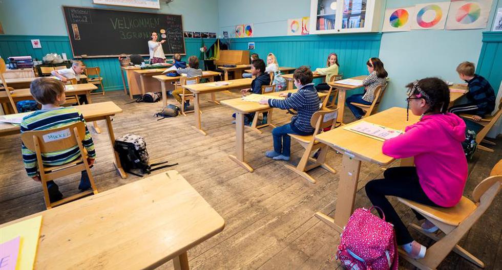 En la imagen se muestra a alumnos de primaria en la escuela Nordstrand Steinerskole, en Oslo, después de que la escuela reabrió. Debido a la pandemia de la corona, todas las escuelas cerraron el 12 de marzo. Pero seis semanas después las escuelas de todo el país abrieron para estudiantes de 1 ° a 4 ° grado. (EFE/EPA/Heiko Junge)