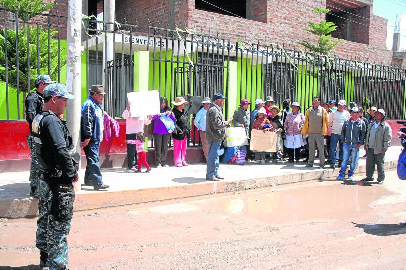 Comuneros se encadenan en local para botar a 'falsos' dirigentes 