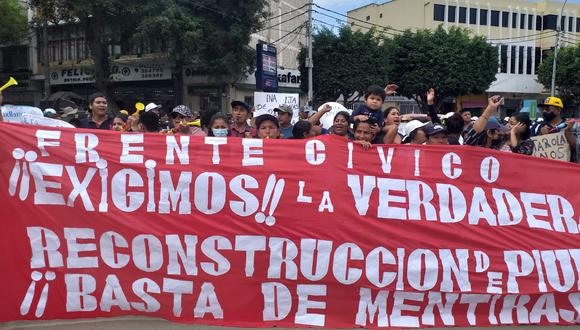 Los piuranos protestan por las principales calles del centro de la ciudad.